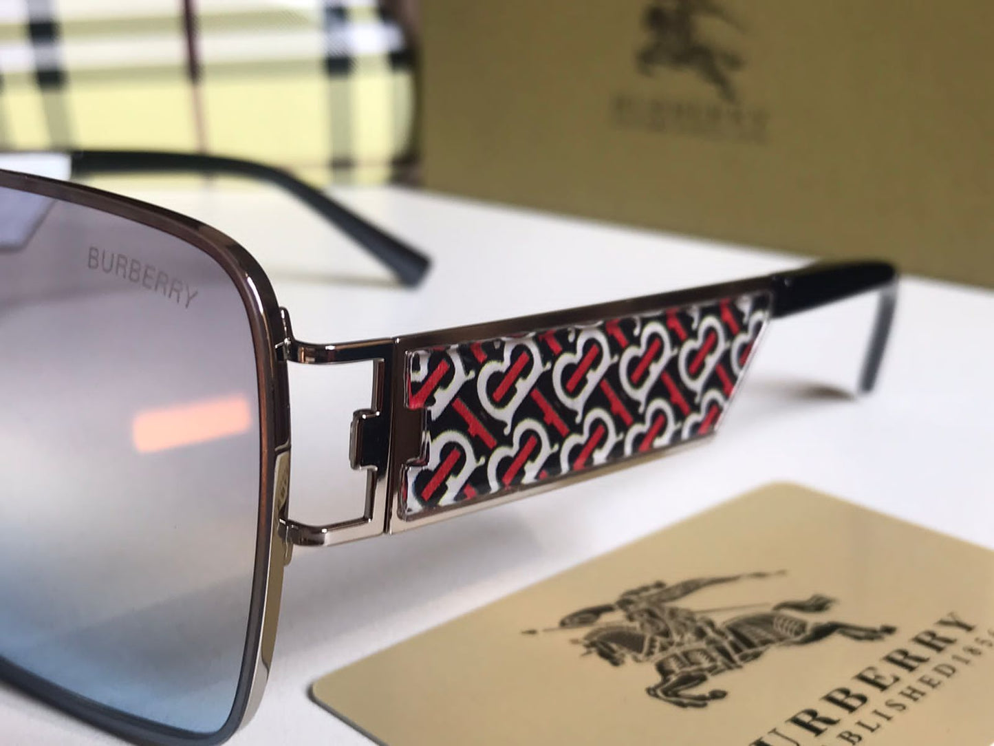 BURBERRY Sunglass.