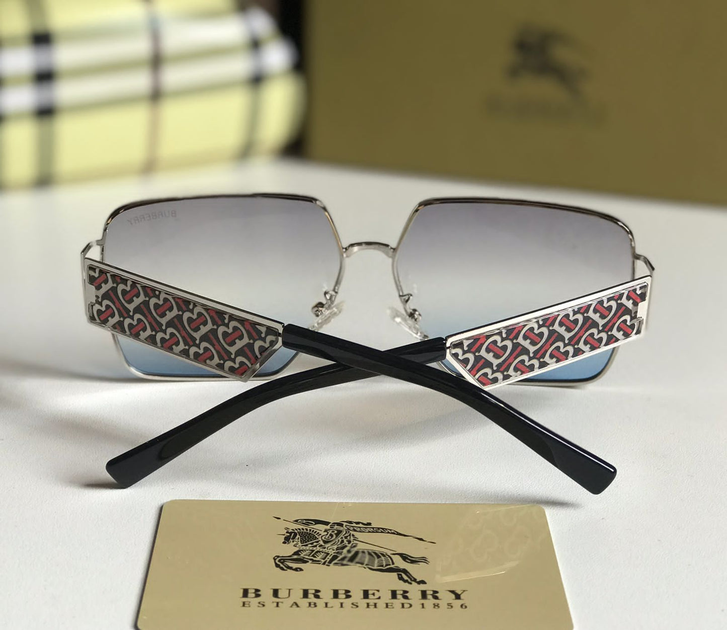 BURBERRY Sunglass.