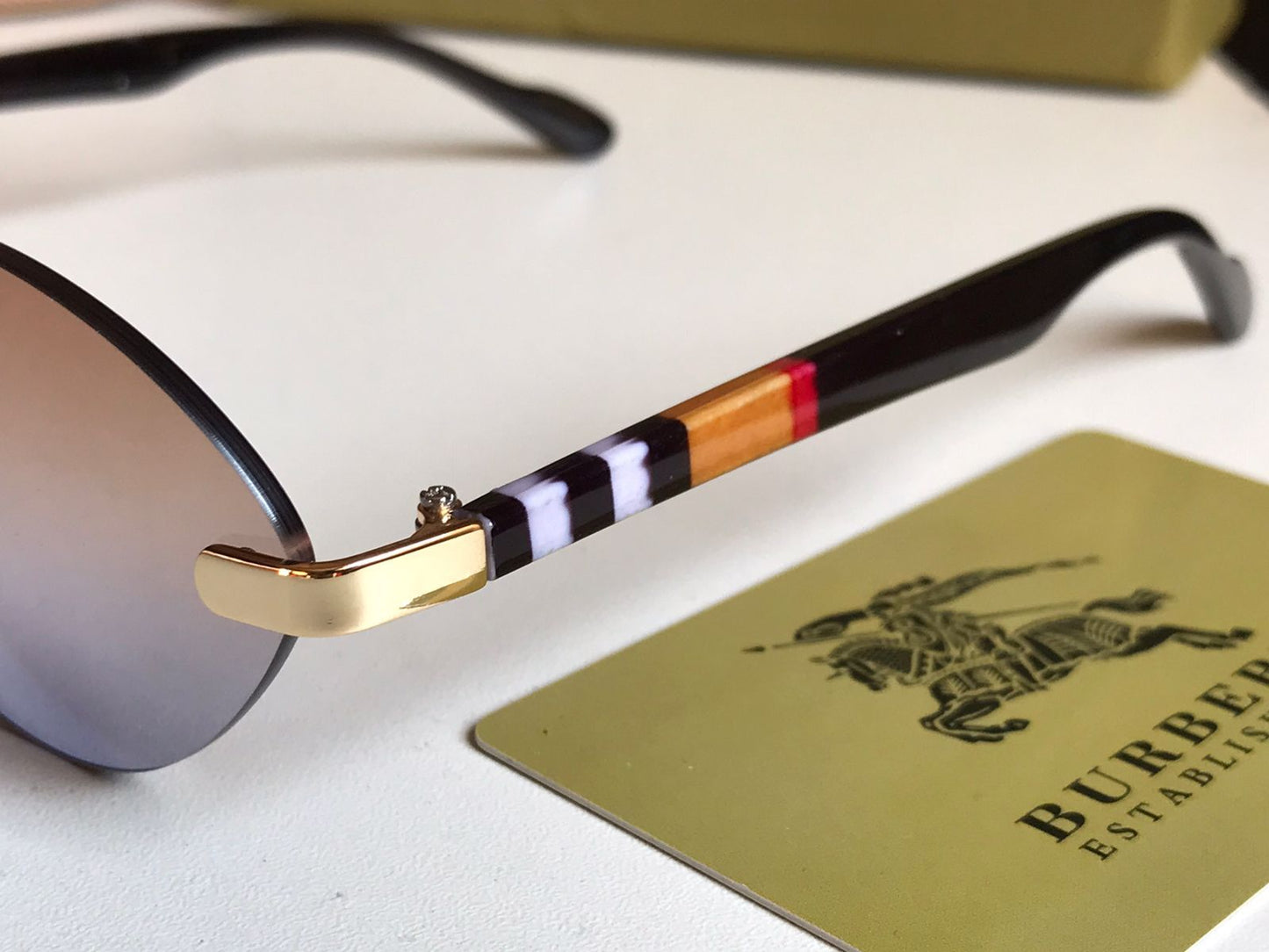 BURBERRY  Sunglass.