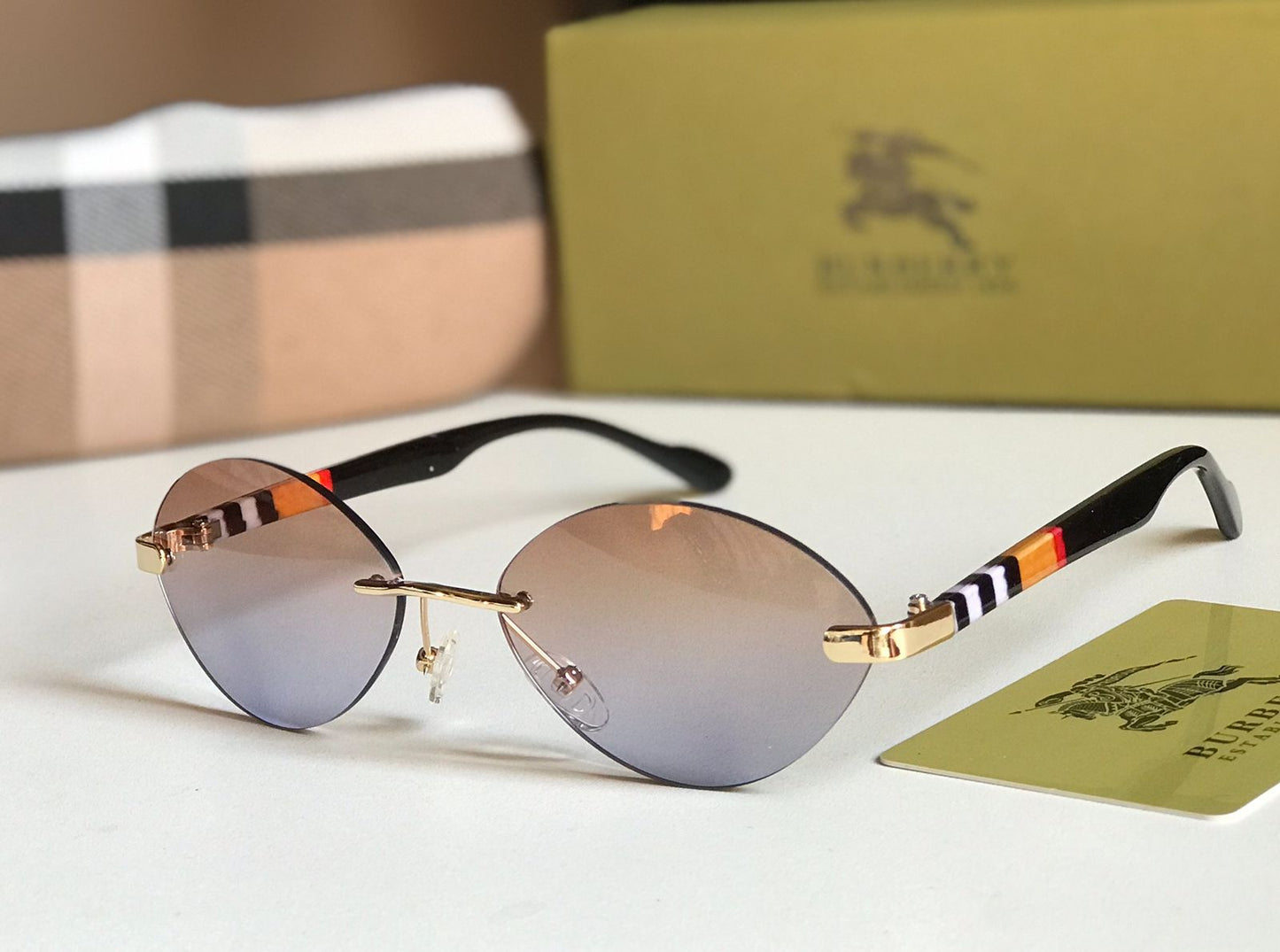 BURBERRY  Sunglass.